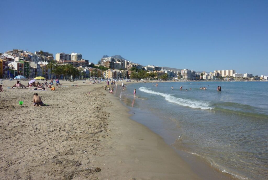 Pláž v La Vila Joiosa, pobřeží Costa Blanca ve španělské provincii Alicante