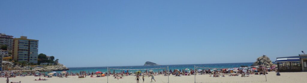 Pláž -  zátoka Cala de Finestrat, která leží na rozhraní měst Villajoyosa a Benidorm. Kousek od Casablanka